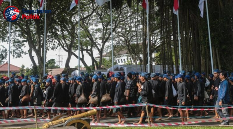 Tradisi Seba Baduy 2026 saat ribuan warga turun gunung menuju Serang membawa hasil bumi