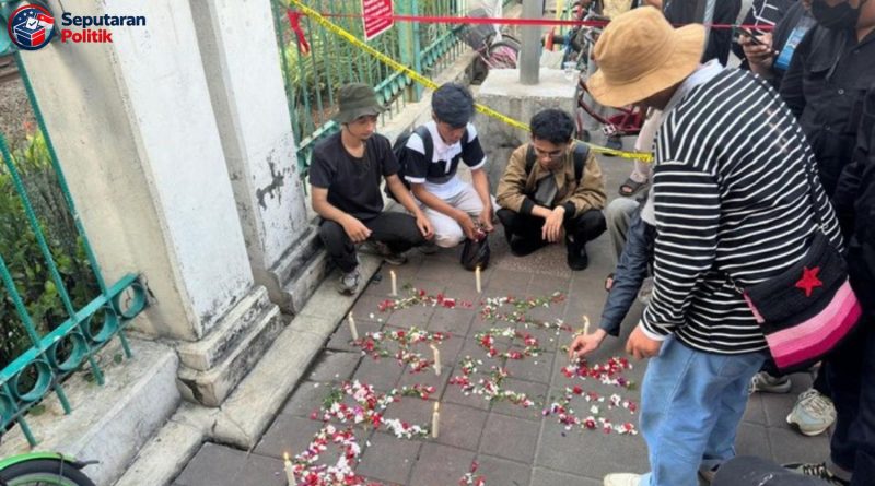 Kecelakaan kereta Bekasi Timur warga tabur bunga mengenang korban tragedi maut
